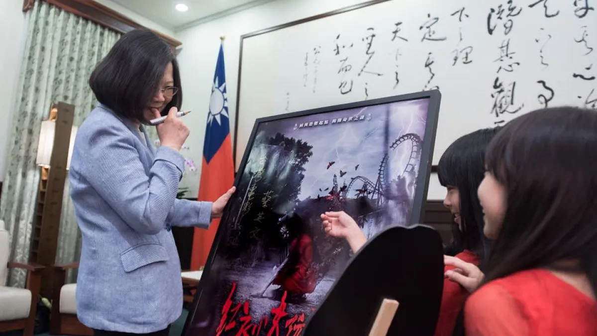 總統蔡英文今(19)日與「紅衣小女孩2」劇組見面。(取自蔡英文臉書)