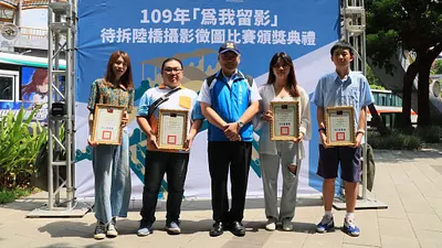 新北市養工處辦「為我留影-感謝陸橋攝影比賽」頒獎典禮,養工處長馮兆麟(中)頒發得獎者獎狀及獎金。(圖/新北市工務局提供)