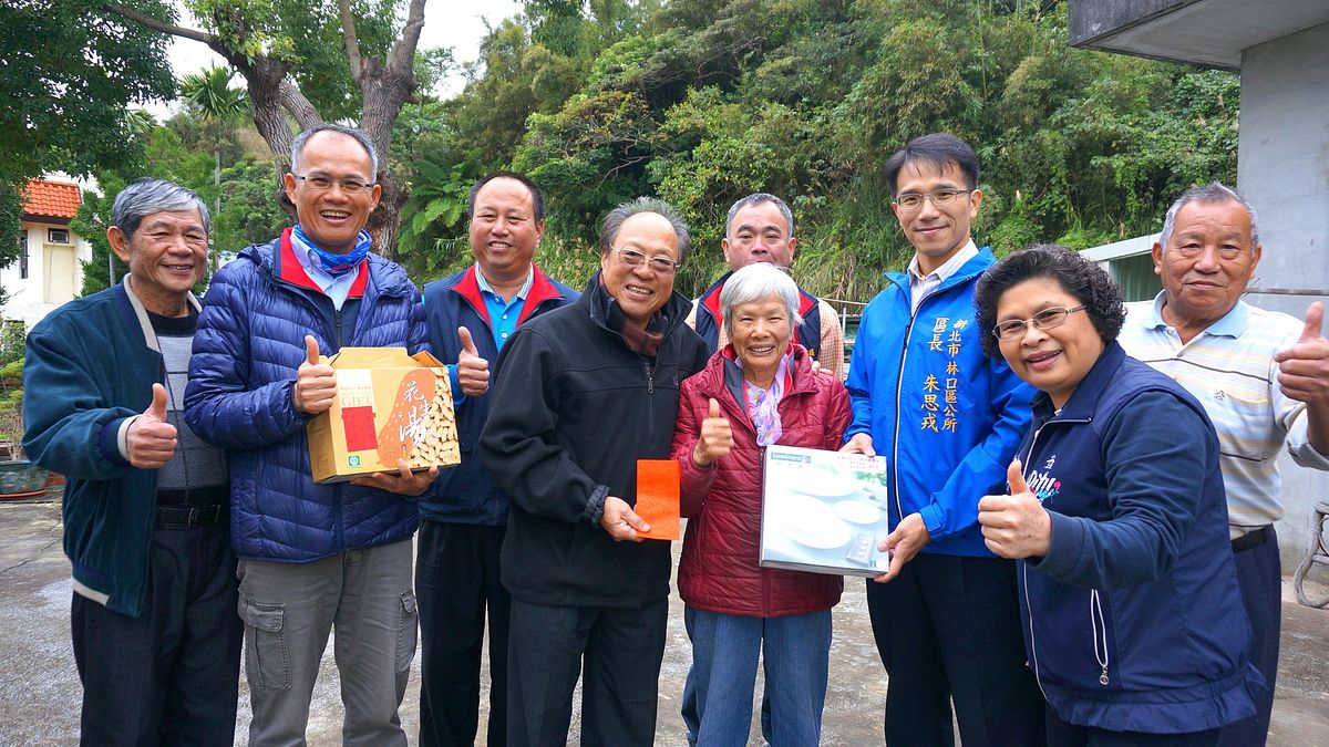 新北林口區長朱思戎(右三)與興福社區發展協會理事長黃海清(左二)等人,致贈下福里90歲以上長者紅包與禮品。(圖/新北市林口區公所提供) 新北林口區長朱思戎(右三)與興福社區發展協會理事長黃海清(左二)等人,致贈下福里90歲以上長者紅包與禮品。(圖/新北市林口區公所提供)