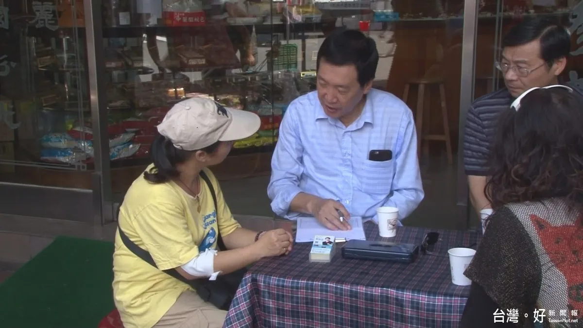 立委費鴻泰市場擺攤諮詢 曾銘宗看齊跟進
