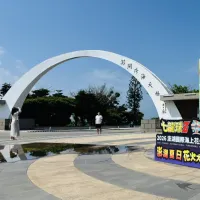 白沙と西嶼を結ぶ澎湖跨海大橋。青い海と壮大な橋が織りなす景観は、初めて澎湖を訪れる旅行者に人気の定番撮影スポットとなっている。(写真/陳又嘉撮影) 白沙と西嶼を結ぶ澎湖跨海大橋。青い海と壮大な橋が織りなす景観は、初めて澎湖を訪れる旅行者に人気の定番撮影スポットとなっている。(写真/陳又嘉撮影)