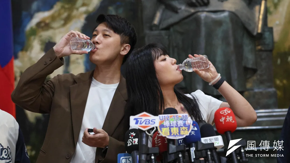 國民黨發言人楊智伃(右)等人於中常會會後轉述時,將陳聖文送的「在蘭嶼核廢料貯存場浸泡一夜」的瓶裝水一飲而盡,倒打一把。(資料照,顏麟宇攝)