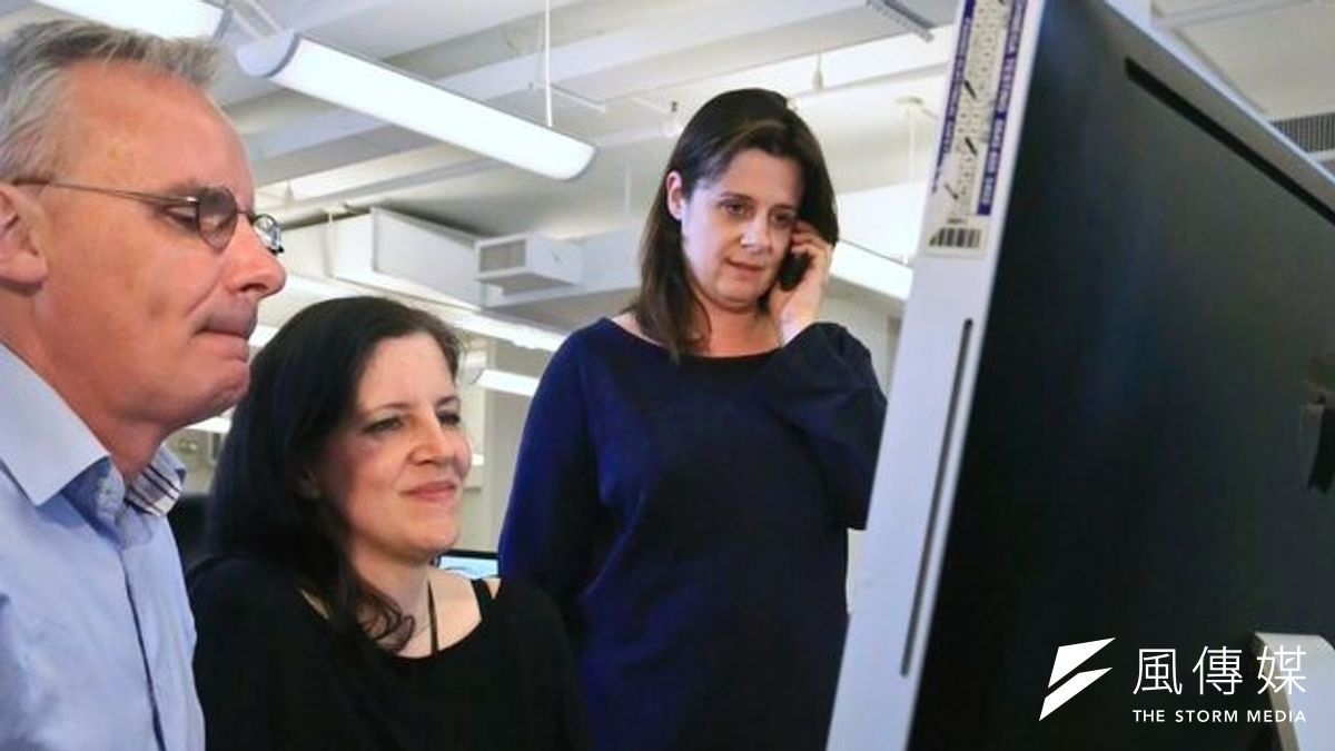 美國《衛報》記者麥卡斯基、波伊特拉絲與主編吉布珊(由左至右)。(美聯社) 美國《衛報》記者麥卡斯基、波伊特拉絲與主編吉布珊(由左至右)。(美聯社)