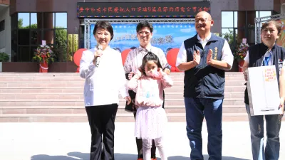 清水區4/19人口正式突破9萬大關,市長盧秀燕29日出席慶祝活動-第9萬名設籍幸運兒與家屬,因為工作關係自花蓮遷入清水,剛好是第9萬名設籍。(圖/台中市政府)