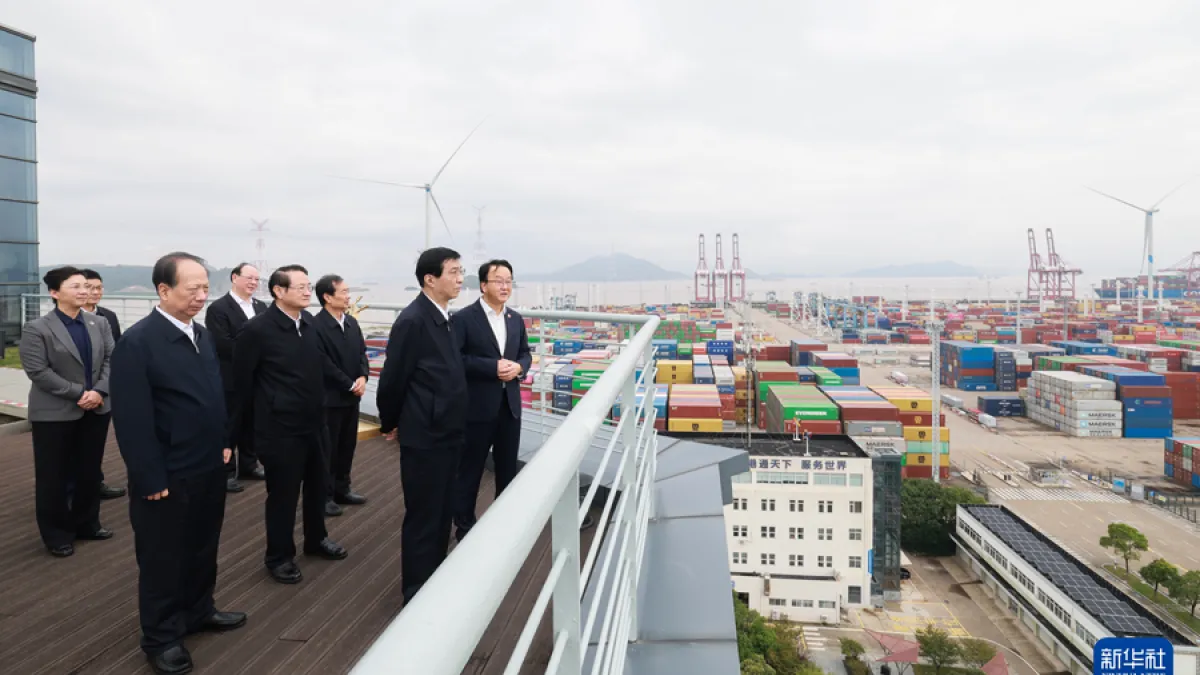 中國政協主席王滬寧十月中在浙江寧波舟山港調研時,表示要推動兩岸經濟文化交流合作,吸引更多台商台企參與兩岸融合發展。(新華社)