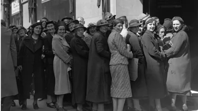 1938年6月29日,倫敦市中心 Selfridges 百貨公司茶和糖半價促銷,女顧客在門外排長隊等候