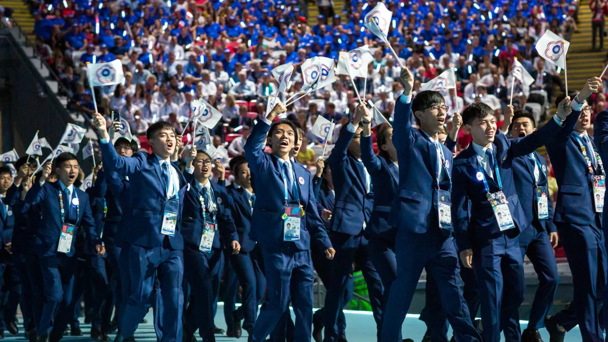 台灣代表團在第45屆國際技能競賽奪下5金5銀5銅23優勝的好成績。圖為選手參加開幕式。(WorldSkills提供)