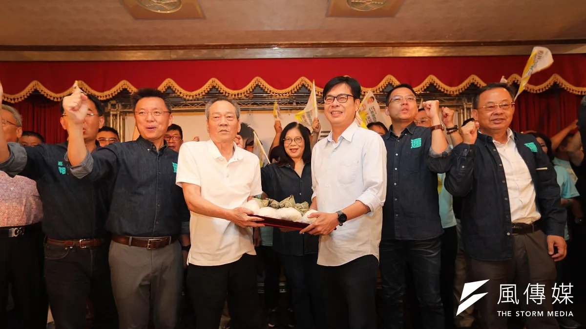 高雄市長候選人陳其邁出席第六戰區後援總會成立大會,他說自己2005年把靠近海邊的圍牆打開,徹底翻轉港灣城市的面貌。(圖/徐炳文攝) 高雄市長候選人陳其邁出席第六戰區後援總會成立大會,他說自己2005年把靠近海邊的圍牆打開,徹底翻轉港灣城市的面貌。(圖/徐炳文攝)