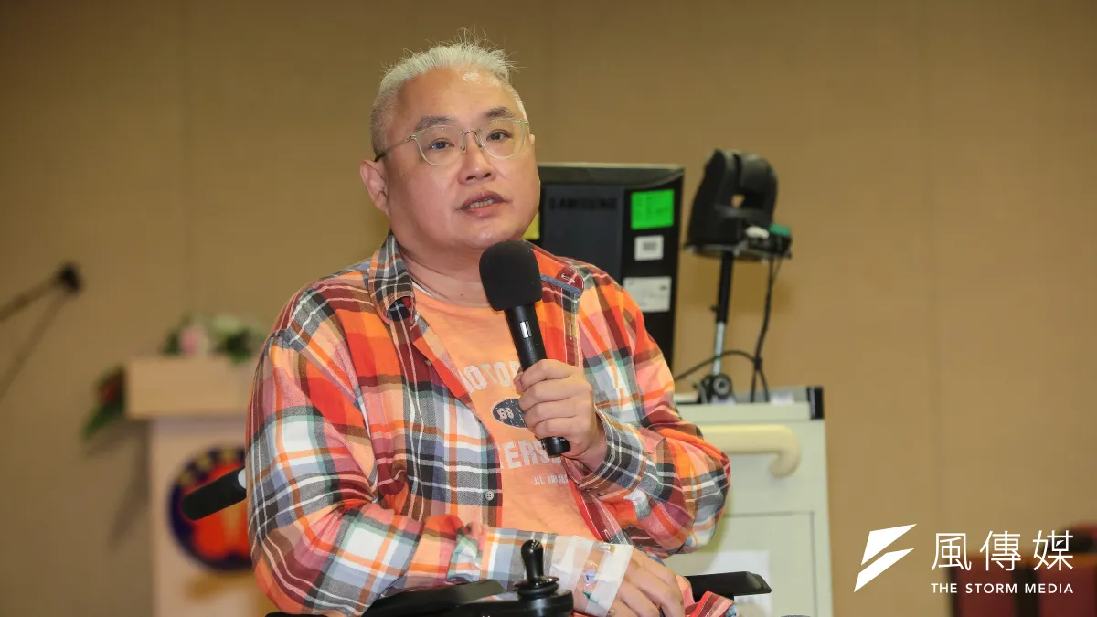 去年搭公車時因重摔導致重傷,廣告導演范可欽4日召開記者會說明病情。(顏麟宇攝)