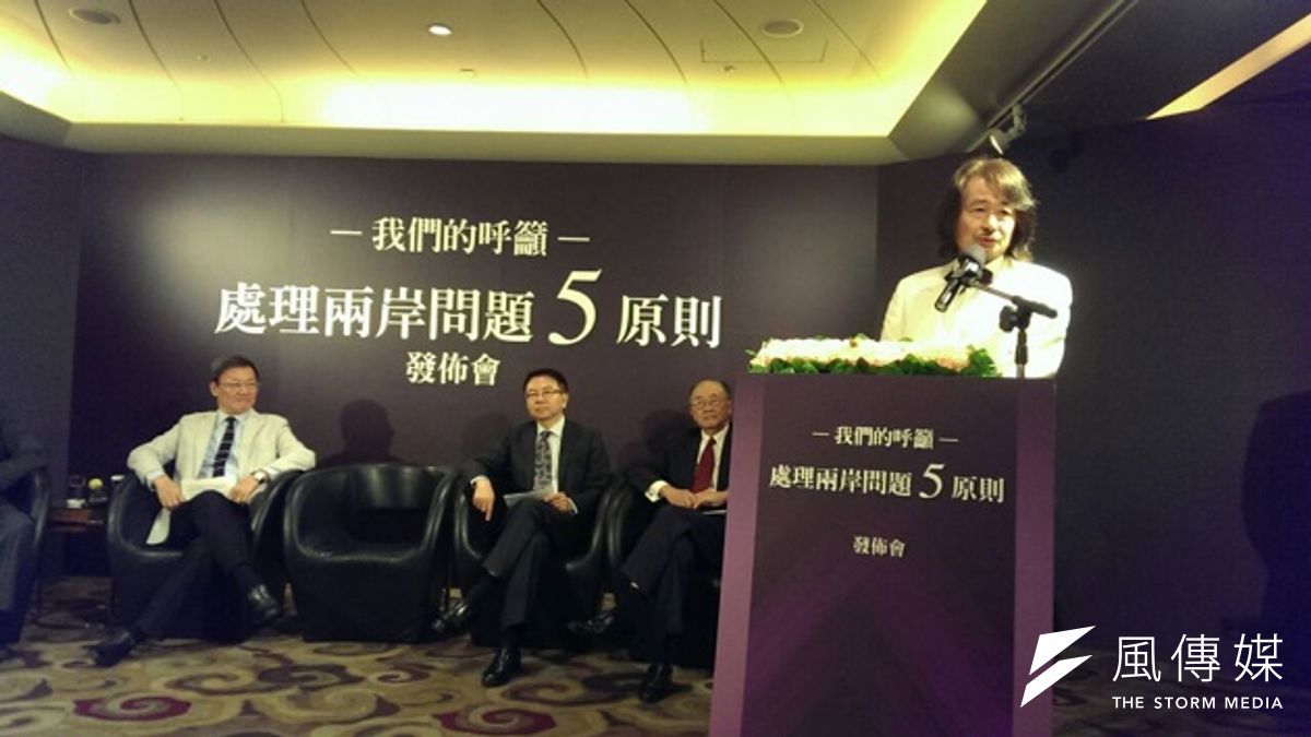 施明德等人提出「大一中架構」,意在「中華民國」與「中華人民共和國」之上共組一個不完整的國際法人,以共識決處理雙方關切的事務,作為兩岸現階段的過渡方案。(吳逸驊攝) 施明德等人提出「大一中架構」,意在「中華民國」與「中華人民共和國」之上共組一個不完整的國際法人,以共識決處理雙方關切的事務,作為兩岸現階段的過渡方案。(吳逸驊攝)