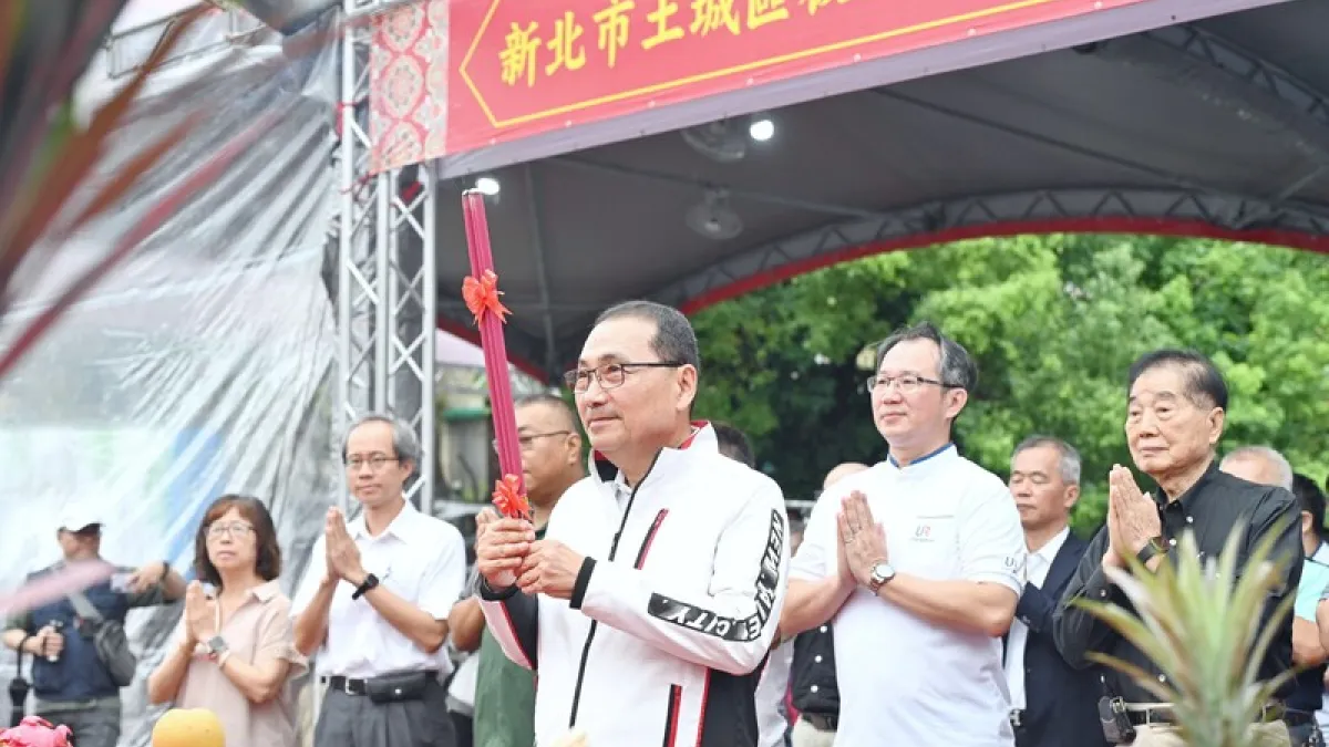 OURs都市改革組織公布《2022—2026六都市長社宅興辦成績檢視》,新北市長侯友宜新增最多社宅,圖為新北土城區板院段停車場及青年社會住宅開工動土典禮5日舉行,由市長侯友宜(前中)主持。(新北市府新聞局提供)
