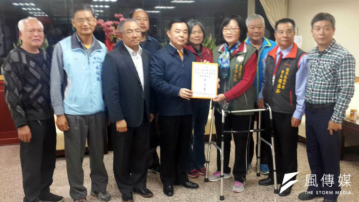 市議員徐玉樹與龍潭區里長及多名鄉親向市議會及市府遞交陳情書,反對在龍潭增設高壓變電所。(圖/記者范文濱攝) 市議員徐玉樹與龍潭區里長及多名鄉親向市議會及市府遞交陳情書,反對在龍潭增設高壓變電所。(圖/記者范文濱攝)
