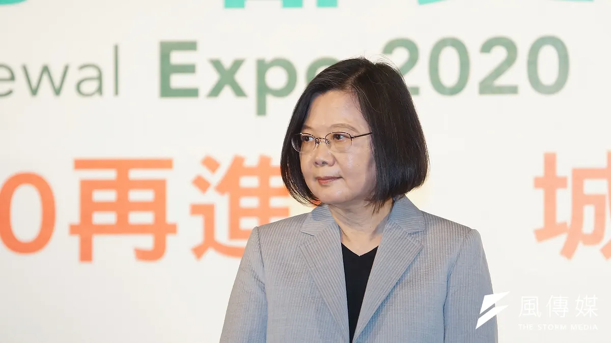 總統蔡英文(見圖)曾宣布2018年政府超徵稅收,決定把超徵稅額交還給人民,不過筆者認為我國財政狀況不佳,應將財政政策寫入憲法才是解決之道。(資料照,盧逸峰攝)