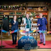 ワーナー ブラザース スタジオジャパンは2025年8月14日、原宿に「禁じられた森」をテーマとした日本初の旗艦店「ハリー・ポッター ショップ 原宿」をオープンした。(写真 PR 事務局) ワーナー ブラザース スタジオジャパンは2025年8月14日、原宿に「禁じられた森」をテーマとした日本初の旗艦店「ハリー・ポッター ショップ 原宿」をオープンした。(写真 PR 事務局)