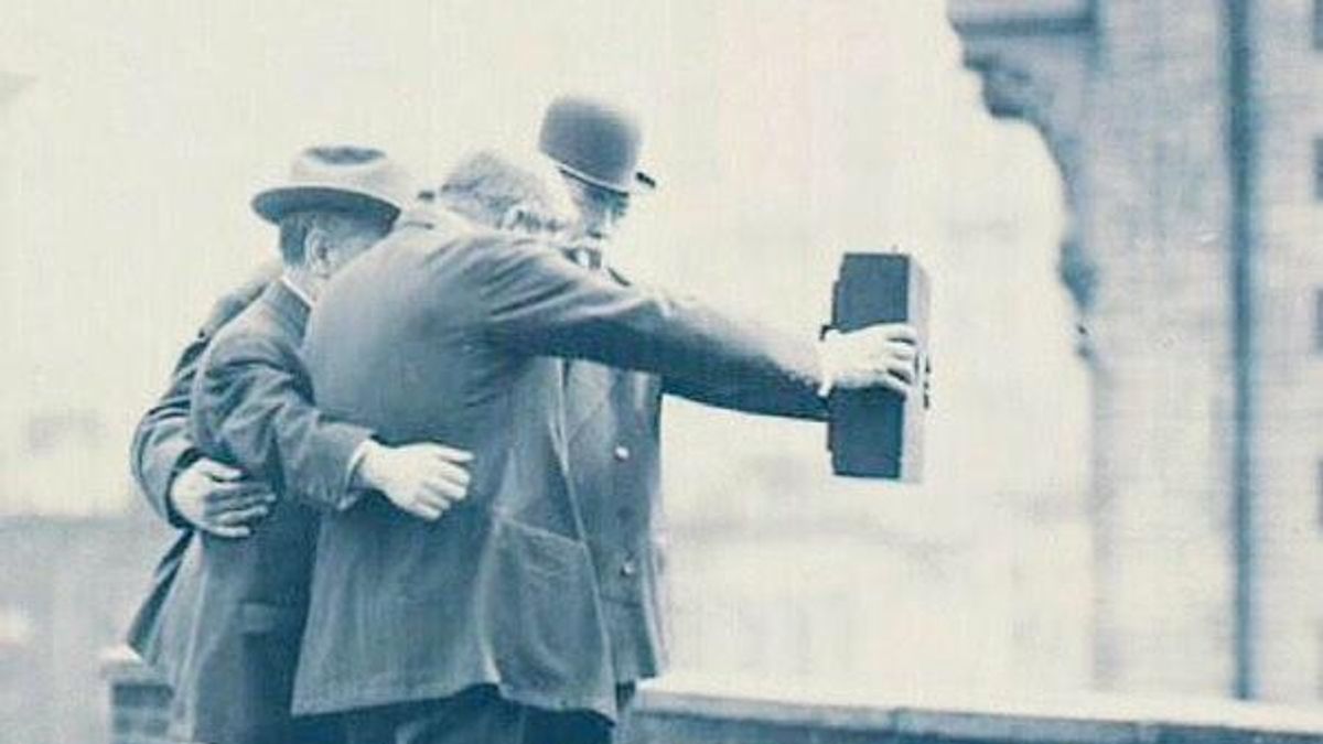 美國研究,越喜歡分享自拍的男性,自戀傾向越高。(美聯社) 美國研究,越喜歡分享自拍的男性,自戀傾向越高。(美聯社)