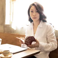 作家・俳優・歯科医という三つの肩書きを持つ一青妙さんが、風傳媒の独占インタビューに応じ、最新長編小説『青色之花』への思いや創作背景を語った。(写真/一青妙さん提供) 作家・俳優・歯科医という三つの肩書きを持つ一青妙さんが、風傳媒の独占インタビューに応じ、最新長編小説『青色之花』への思いや創作背景を語った。(写真/一青妙さん提供)