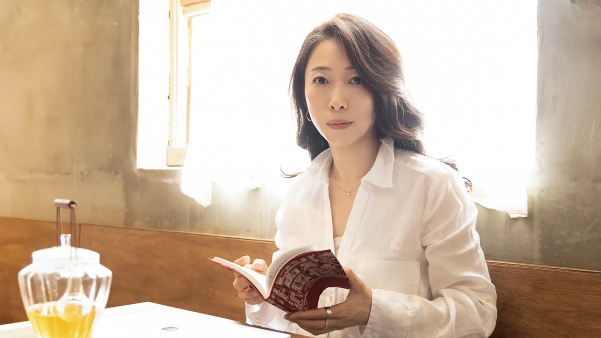 作家・俳優・歯科医という三つの肩書きを持つ一青妙さんが、風傳媒の独占インタビューに応じ、最新長編小説『青色之花』への思いや創作背景を語った。(写真/一青妙さん提供) 作家・俳優・歯科医という三つの肩書きを持つ一青妙さんが、風傳媒の独占インタビューに応じ、最新長編小説『青色之花』への思いや創作背景を語った。(写真/一青妙さん提供)