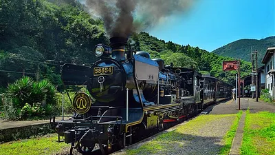 來九州旅遊最方便的交通就是利用「JR 九州鐵路周遊券」,有3天、5天二種時間週期。圖為「SL-人吉」觀光蒸氣列車。(圖/劉芊芊)