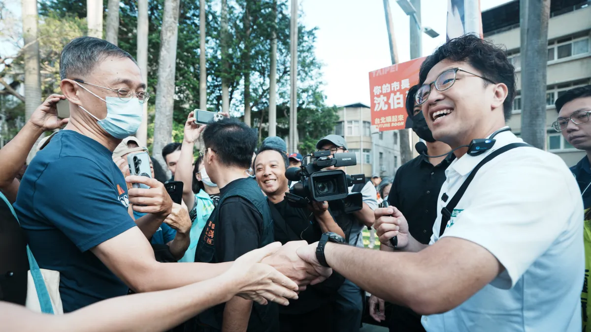民進黨台北市長參選人沈伯洋今早前往社子公園掃街,向晨運市民致意。(沈伯洋競選辦公室提供)