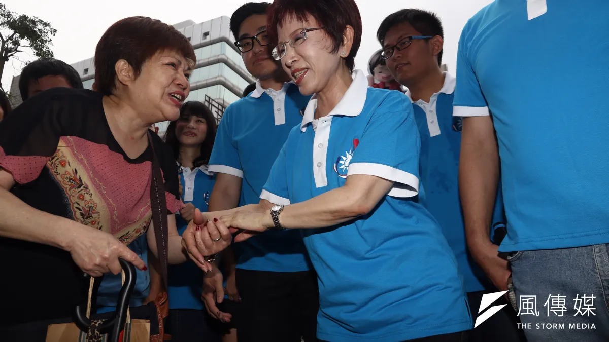 國民黨黨主席選舉登記,洪秀柱與支持者寒暄。(曾原信攝)