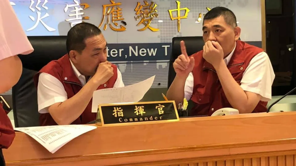 新北市長侯友宜(左)8日上午6時抵達市府災害應變中心,為突發強震造成後的後續災情做應對。(取自侯友宜臉書)