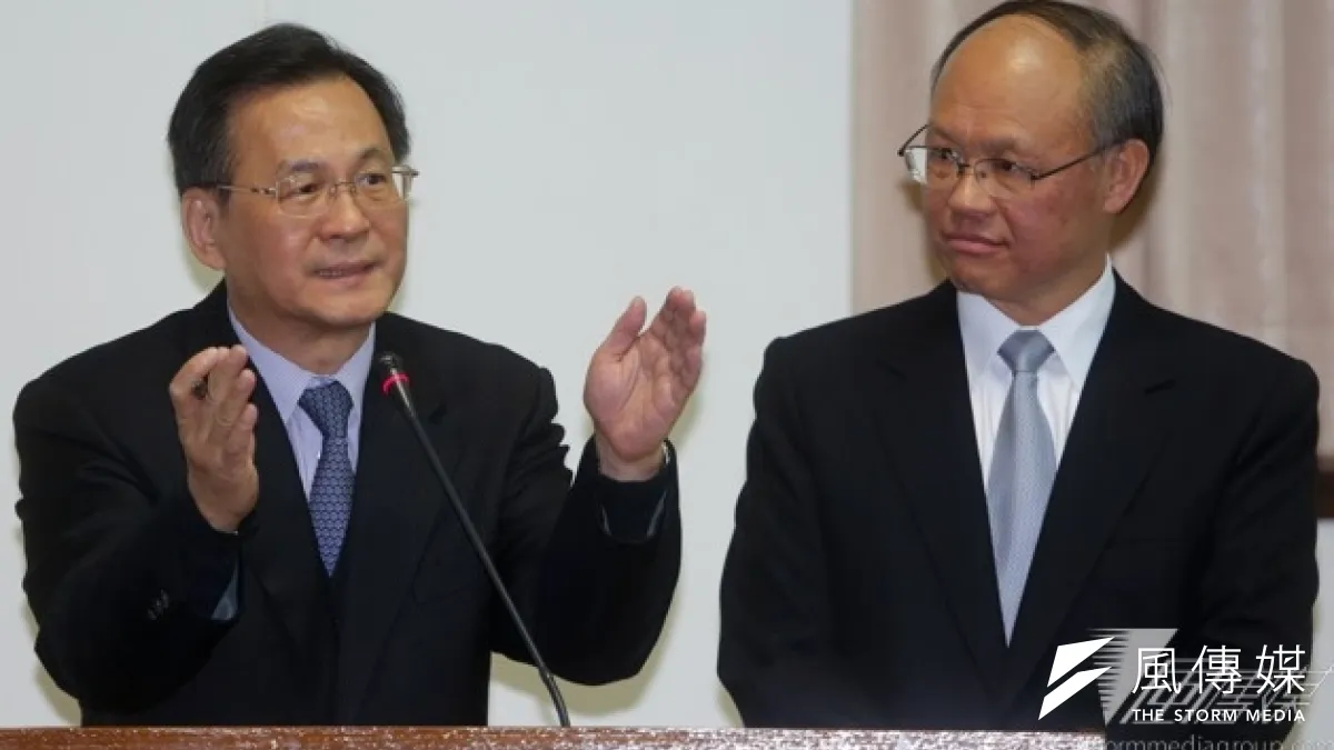 立法院經委會18日審查台電提出的電價費率計算公式,用以弭平台電累積虧損的重建成本引起立委連番砲轟,經濟部長鄧振中(右)承諾「可以拿掉」。(余志偉攝)