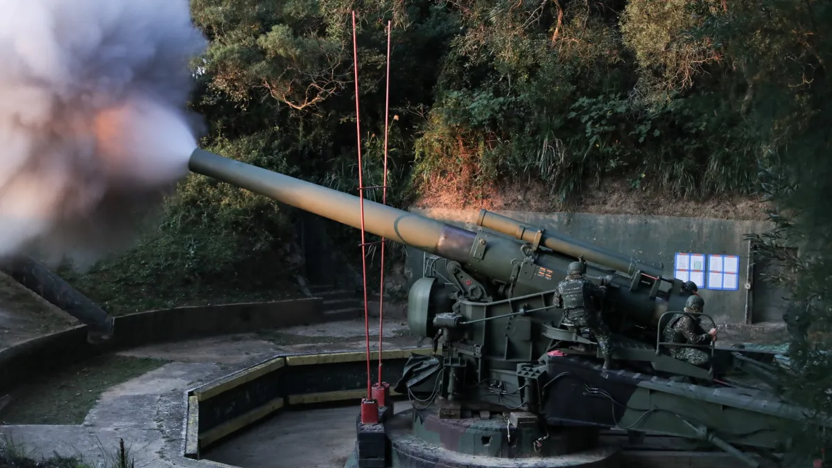國軍第4季戰備周將落幕,「砲王」240公厘榴砲參與實彈射擊;240砲同時也是國軍口徑最大的傳統火砲。(取自中華民國陸軍臉書)