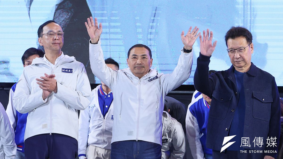 國民黨總統候選人侯友宜(中)、副總統候選人趙少康(右)、黨主席朱立倫(左)13日鞠躬感謝民眾支持。(顏麟宇攝) 國民黨總統候選人侯友宜(中)、副總統候選人趙少康(右)、黨主席朱立倫(左)13日鞠躬感謝民眾支持。(顏麟宇攝)