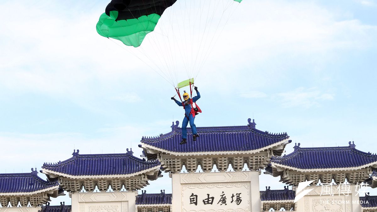 陸軍神龍小組上午在自由廣場實施空跳預演,參與空跳的8名隊員,均精準跳入目標區。(蘇仲泓攝) 陸軍神龍小組上午在自由廣場實施空跳預演,參與空跳的8名隊員,均精準跳入目標區。(蘇仲泓攝)