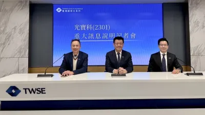 光寶科今(21)日晚間於證交所說明公開收購案。左起光寶科財務長林建中、光寶科總經理邱森彬、光寶科智能生活應用事業部總經理江鴻翔。(光寶科提供)