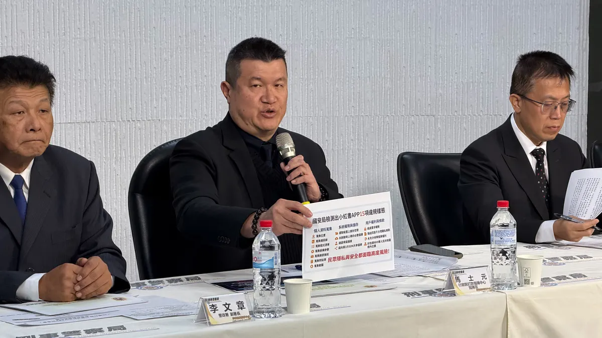 行政院打詐中心指揮官、內政部政務次長馬士元(中)對不配合政府打詐的中國社群平台「小紅書」限制接取、停止解析。左為警政署副署長李文章,右為刑事局副局長陳世煌。(鍾秉哲攝) 行政院打詐中心指揮官、內政部政務次長馬士元(中)對不配合政府打詐的中國社群平台「小紅書」限制接取、停止解析。左為警政署副署長李文章,右為刑事局副局長陳世煌。(鍾秉哲攝)