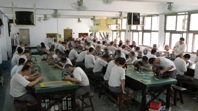 法務部長邱太三主張讓受刑人白天出外工作,真的是好點子嗎?(取自法務部矯正署桃園監獄臉書)