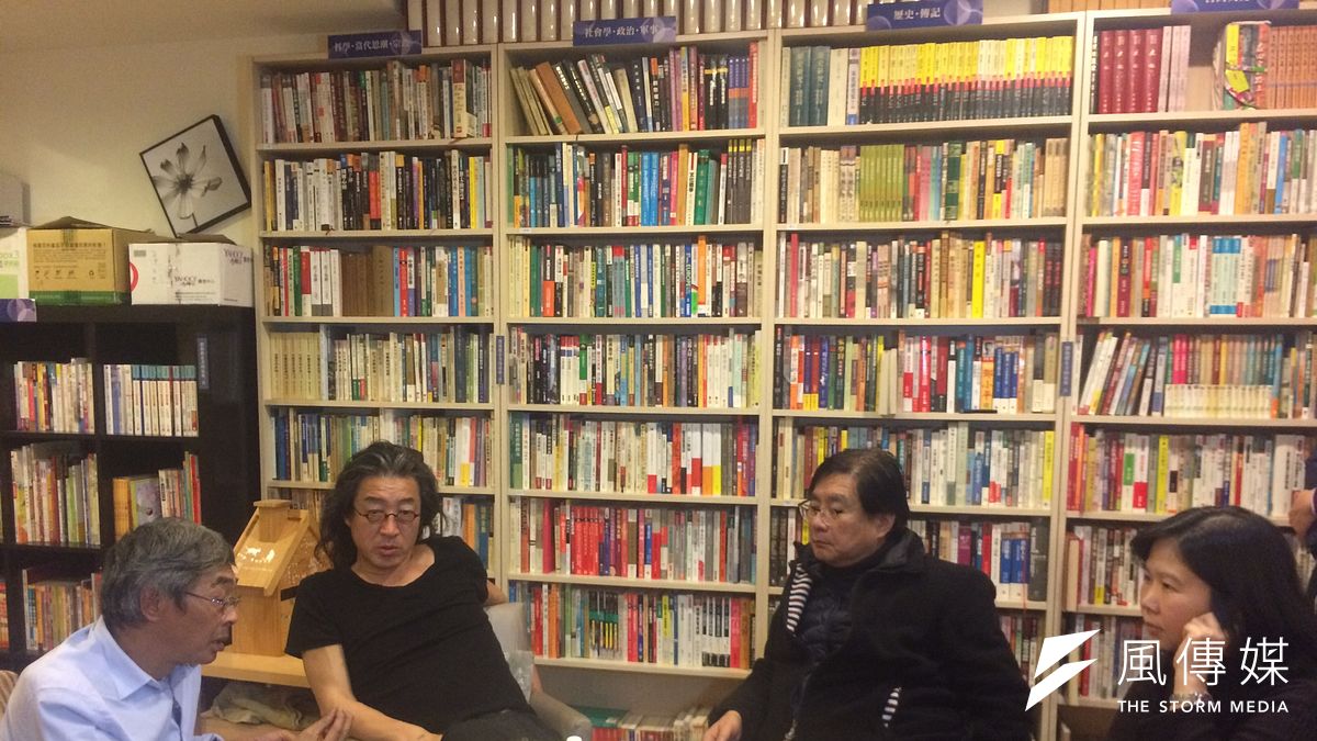 林榮基(左1)8日晚間走訪獨立書店聚集的公館溫羅汀巷弄後,在「永樂座」與台灣的朋友閒聊。(資料照,石秀娟攝) 林榮基(左1)8日晚間走訪獨立書店聚集的公館溫羅汀巷弄後,在「永樂座」與台灣的朋友閒聊。(資料照,石秀娟攝)