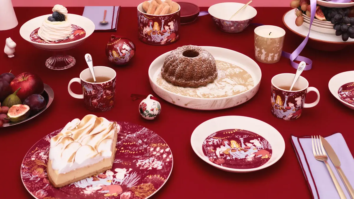 ムーミン アラビアは80周年を記念し、冬季限定コレクション「Ice Swimming」と「Festive Moments」を10月から順次発売する。(写真/ムーミン アラビア提供) ムーミン アラビアは80周年を記念し、冬季限定コレクション「Ice Swimming」と「Festive Moments」を10月から順次発売する。(写真/ムーミン アラビア提供)