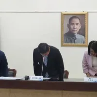 總統府國務機要費遭立法院刪凍,衝擊庇護工場中秋禮盒採購。國民黨團總召傅崐萁(中)1日率書記長許宇甄(右)、國民黨立委羅廷瑋(左)等人鞠躬致歉。(國民黨團提供) 總統府國務機要費遭立法院刪凍,衝擊庇護工場中秋禮盒採購。國民黨團總召傅崐萁(中)1日率書記長許宇甄(右)、國民黨立委羅廷瑋(左)等人鞠躬致歉。(國民黨團提供)