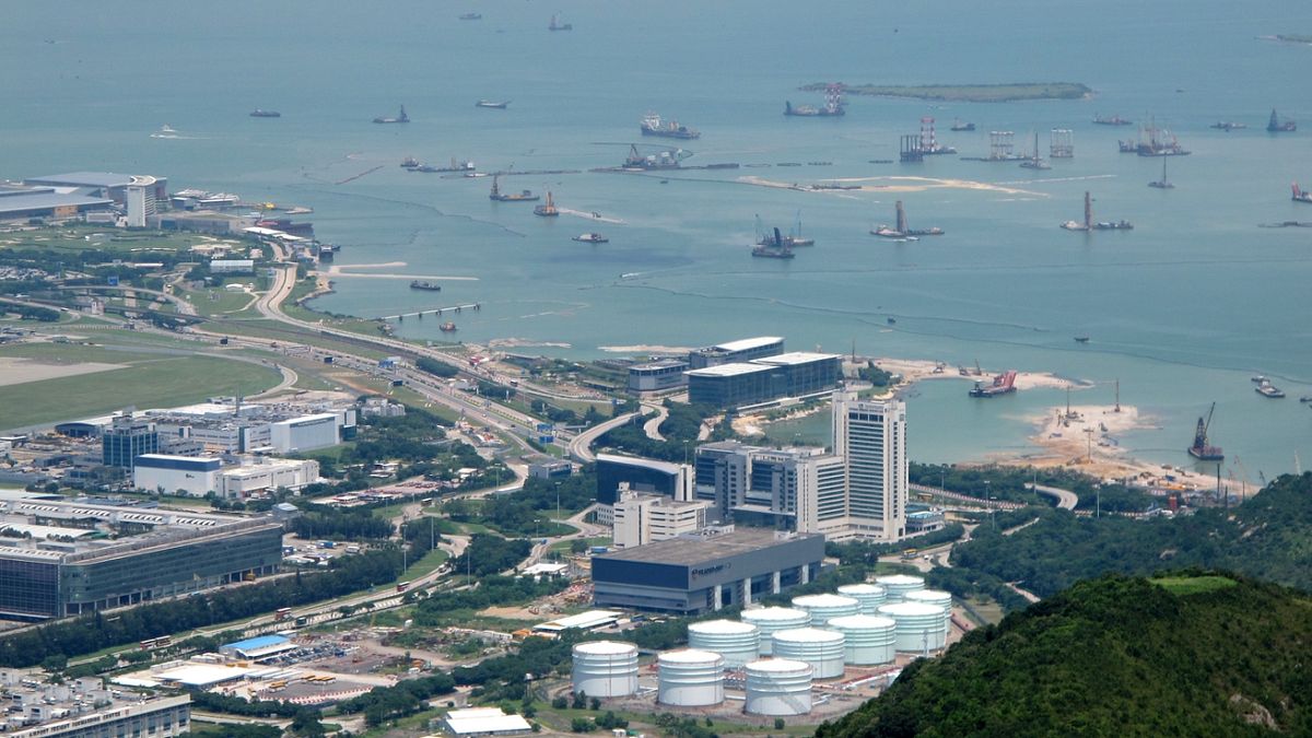 若海平面上升的速度繼續增快,這個香港口岸人工島不知能支撐多久。(維基百科) 若海平面上升的速度繼續增快,這個香港口岸人工島不知能支撐多久。(維基百科)