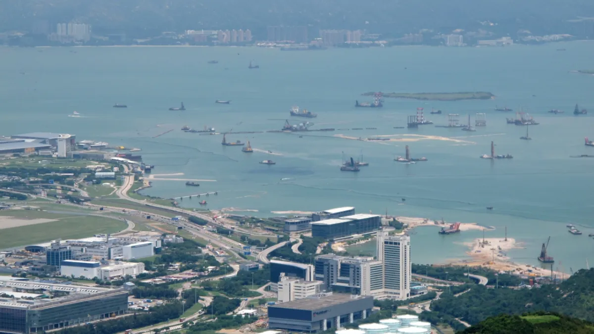 若海平面上升的速度繼續增快,這個香港口岸人工島不知能支撐多久。(維基百科)