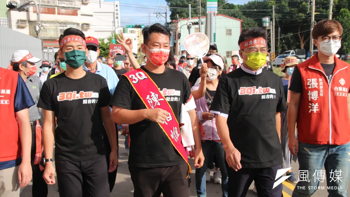 台灣基進立委陳柏惟(左二)21日晚間,將出席由藝文圈人士發起的「台灣民主轉骨湯」音樂晚會,盼用音樂將台灣彼此對立的傷痕縫合起來。(黃信維攝)