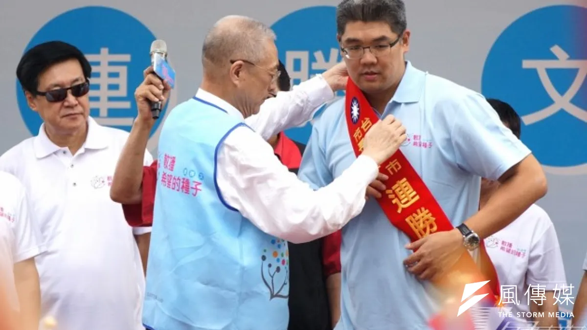 國民黨台北市長參選人連勝文競選總部27日成立,副總統吳敦義到場力挺,為連披上肩帶。(蘇仲泓攝)
