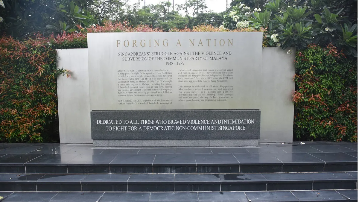 位於新加坡濱海公園裡的反共產主義紀念碑,紀念與馬共鬥爭的國家先烈,但這不表示新加坡要與中共交惡。(作者提供) 位於新加坡濱海公園裡的反共產主義紀念碑,紀念與馬共鬥爭的國家先烈,但這不表示新加坡要與中共交惡。(作者提供)