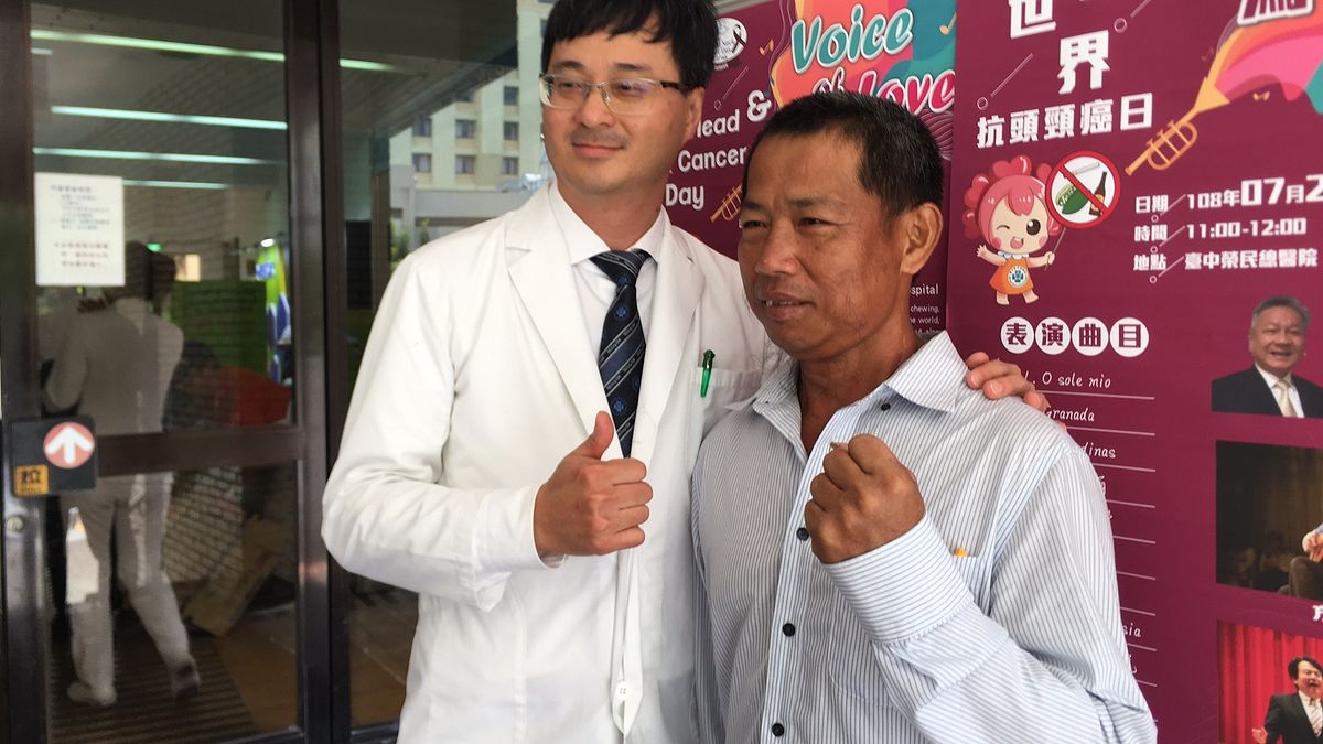 台中榮總醫院耳鼻喉科主任王仲祺與參與活動的病友羅先生。(圖/台中榮總醫院提供) 台中榮總醫院耳鼻喉科主任王仲祺與參與活動的病友羅先生。(圖/台中榮總醫院提供)