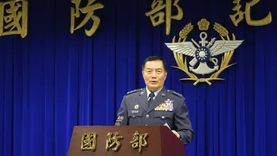 國軍黑鷹直升機2日失事,參謀少校黃聖航遺體3日運回苗栗家中,家屬表示,苗栗家中。親友哀慟指出,黃聖航生前最後一刻仍盡忠職守,雙手緊緊抱著守護總長沈一鳴(見圖)。(資料照,美聯社)