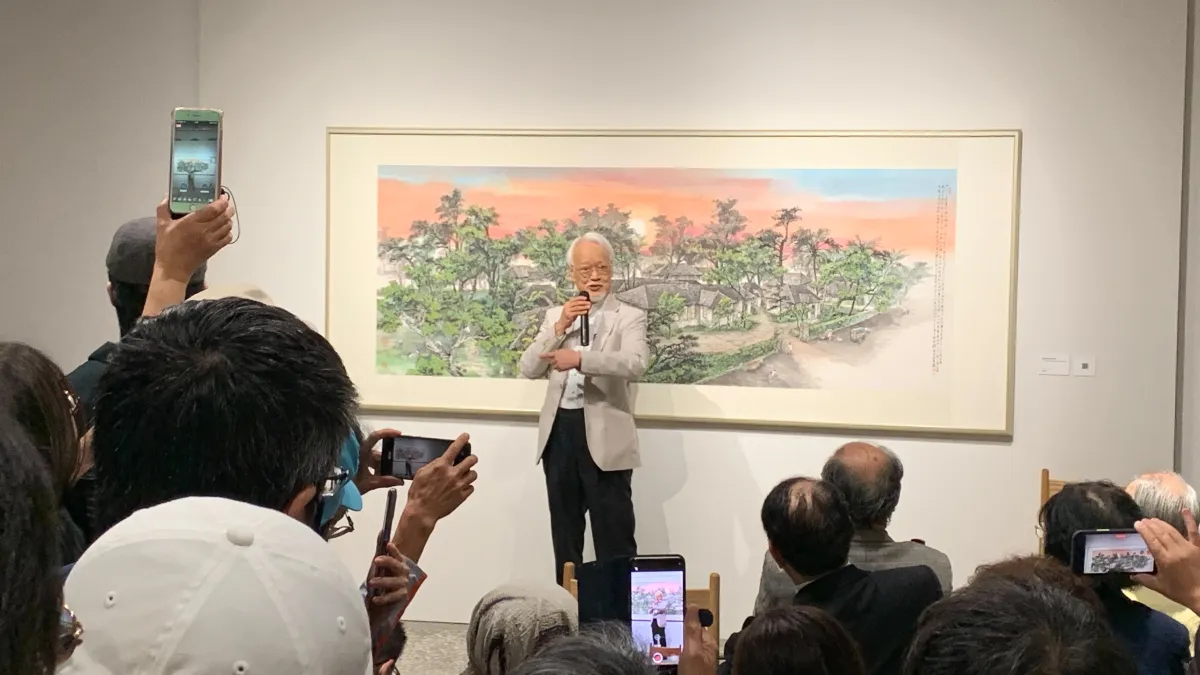 劉墉「畫我童年」畫展開幕式,畫他「童年記憶中的大院子」。(作者攝)