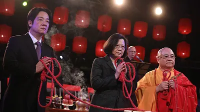 圖為蔡英文總統、行政院長賴清德出席「法鼓山2018除夕撞鐘」祈福活動(總統府)