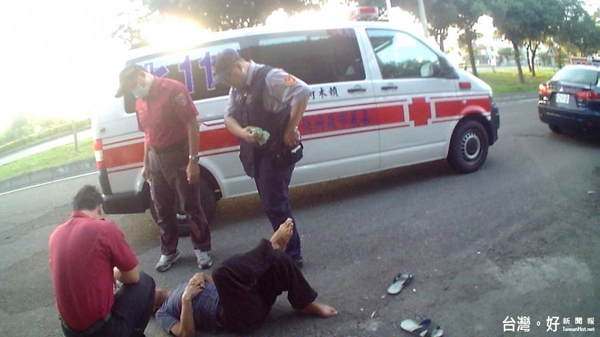 民眾突昏倒口吐白沫 熱心警搶救護送就醫 民眾突昏倒口吐白沫 熱心警搶救護送就醫