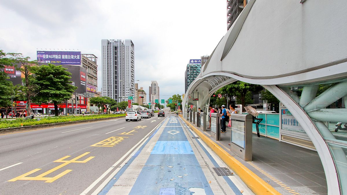 台中市優化公車整體改善計畫, 16日起進行專用道路面刨鋪,各站體內外也將在明年初重新粉刷完成。(圖/台中市政府提供) 台中市優化公車整體改善計畫, 16日起進行專用道路面刨鋪,各站體內外也將在明年初重新粉刷完成。(圖/台中市政府提供)