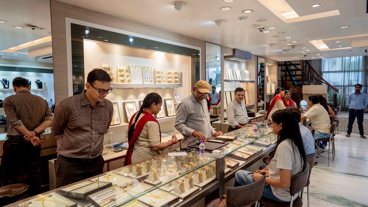 印度勒克瑙,顧客在珠寶店選購黃金。(美聯社) 印度勒克瑙,顧客在珠寶店選購黃金。(美聯社)