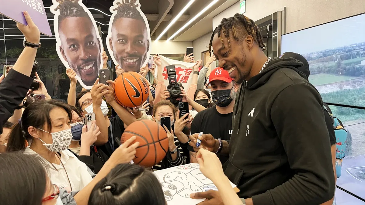 霍華德(Dwight Howard)現身雲豹能源總部,員工們陷入瘋狂,氣氛嗨翻天。(圖/雲豹能源提供)