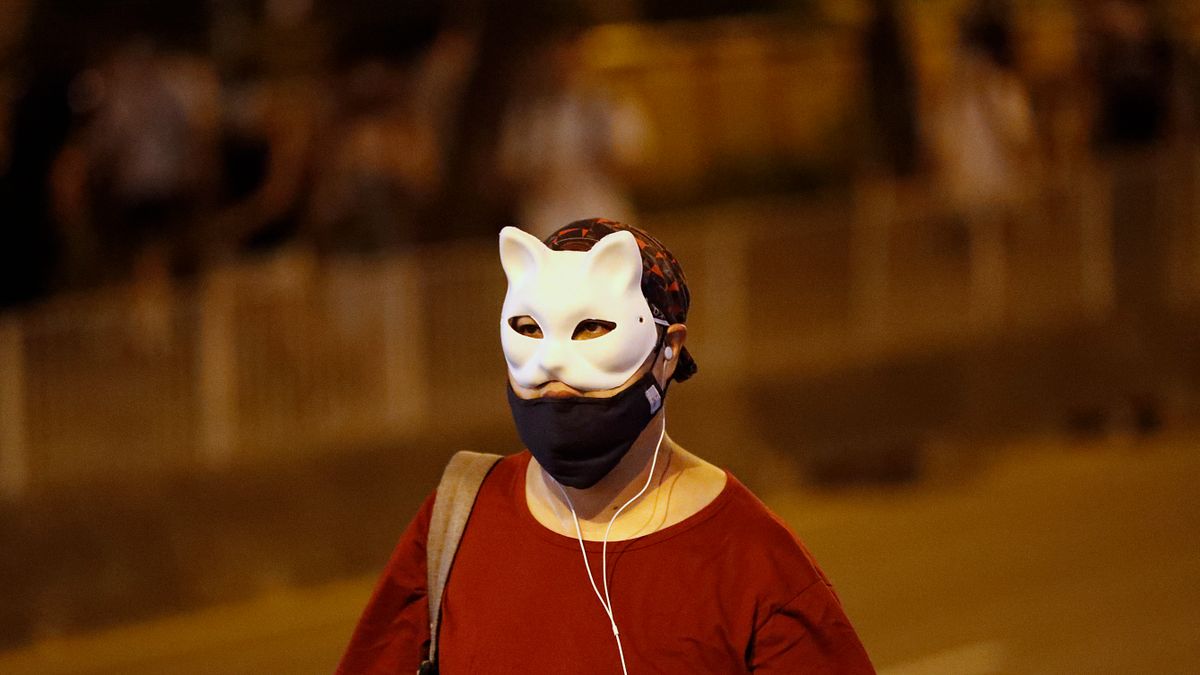 禁止蒙面無法遏阻暴力,該條例授權行政長官於認為香港進入「緊急情況」或「危害公安」時,可訂立任何符合公眾利益的規例(資料照,AP) 禁止蒙面無法遏阻暴力,該條例授權行政長官於認為香港進入「緊急情況」或「危害公安」時,可訂立任何符合公眾利益的規例(資料照,AP)