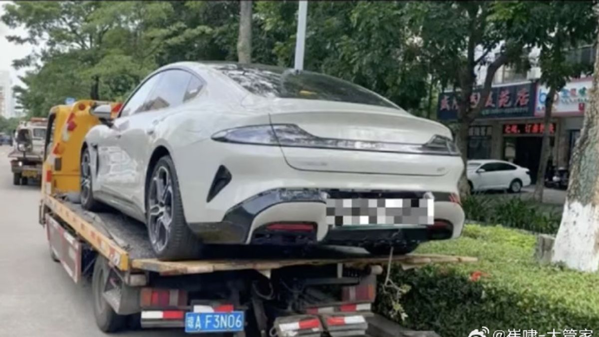 海南7日發生一起死亡車禍,一輛小米SU7暴衝致1死3傷。(圖/翻攝自微博) 海南7日發生一起死亡車禍,一輛小米SU7暴衝致1死3傷。(圖/翻攝自微博)